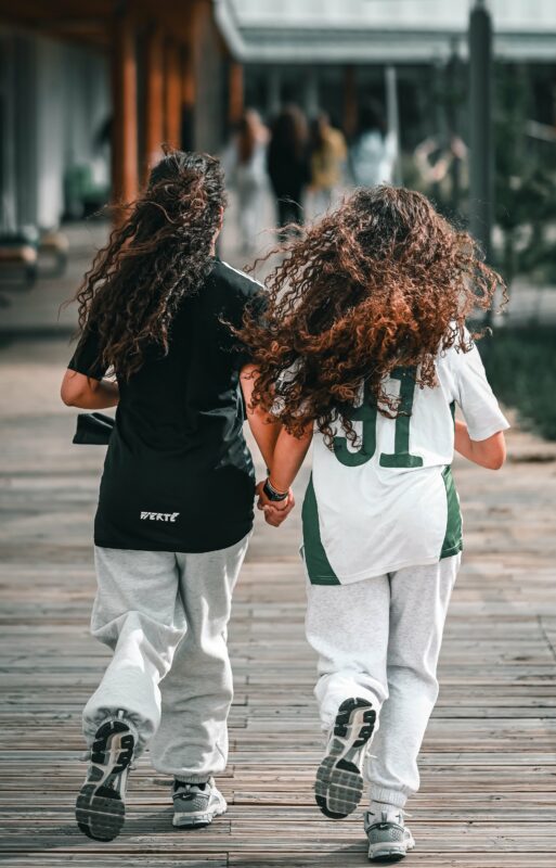 Deux élèves, main dans la main, partageant ce moment de solidarité