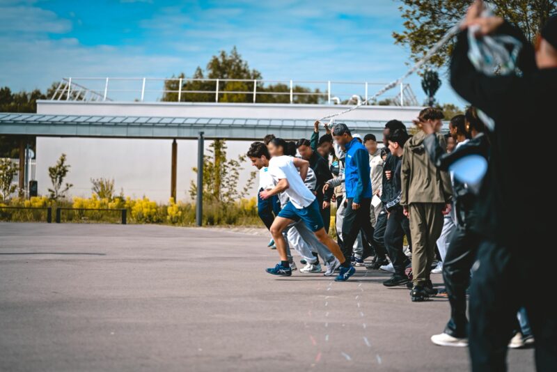 Un enseignant suivi de ses élèves qui s'élance dans la course